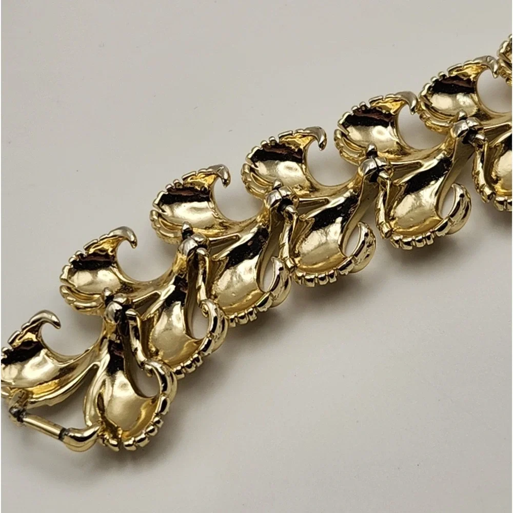 Vintage Lisner Gold Tone Textured Leaf Link Bracelet 7